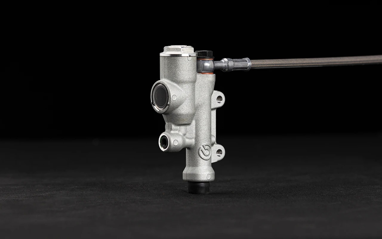 mjioXF20PA_Master cylinder RF.jpg